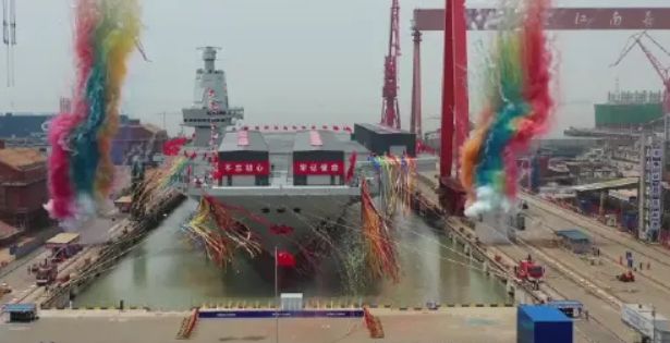 国防部回应福建舰过航台海，未来航行，我们继续前行