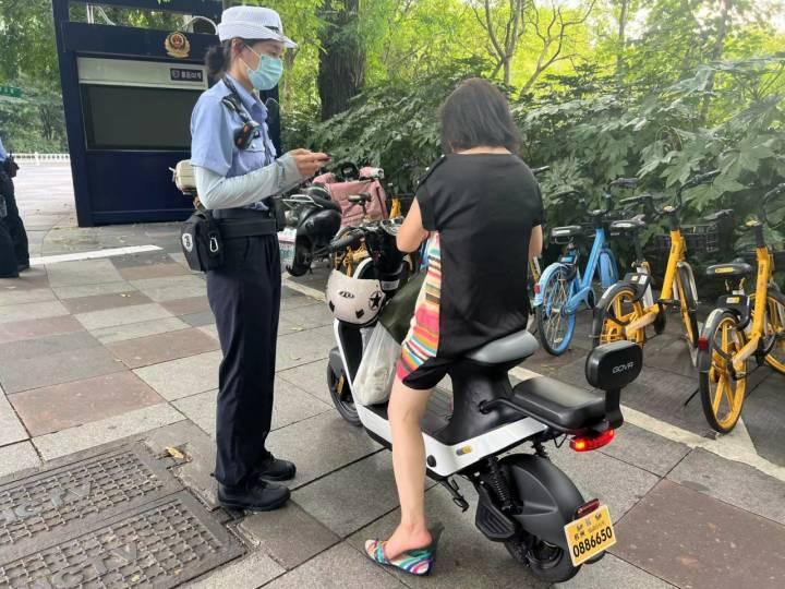 铁骑女警的多看一眼，下班路上的生命守护