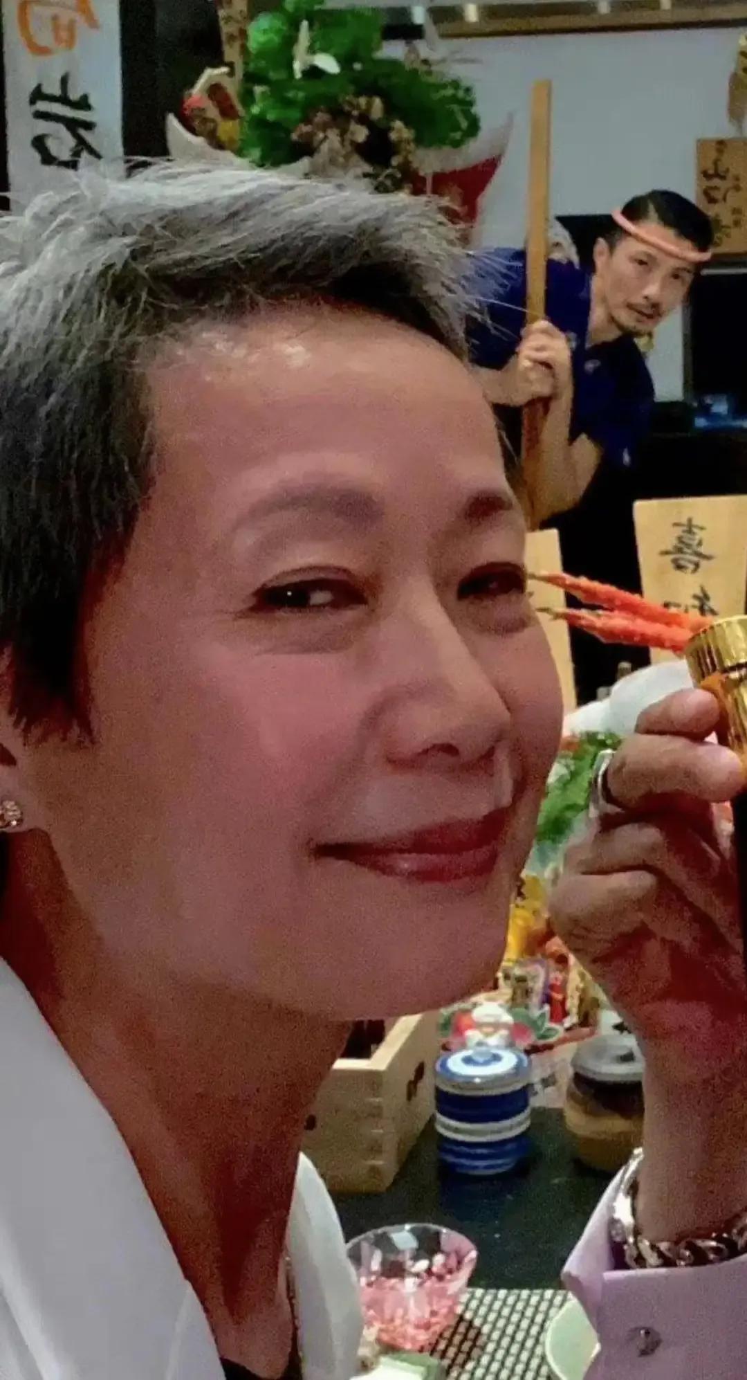 叶童现身歌手现场，岁月沉淀的舞台魅力
