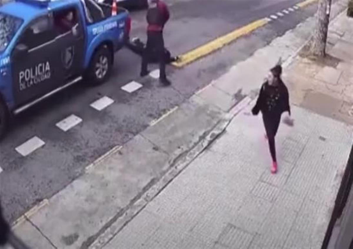 阿根廷一女子抢劫商铺,反被店主扒衣事件,正义与自卫的边界 阿根廷一女子抢劫商铺,反被店主扒衣事件,正义与自卫的边界