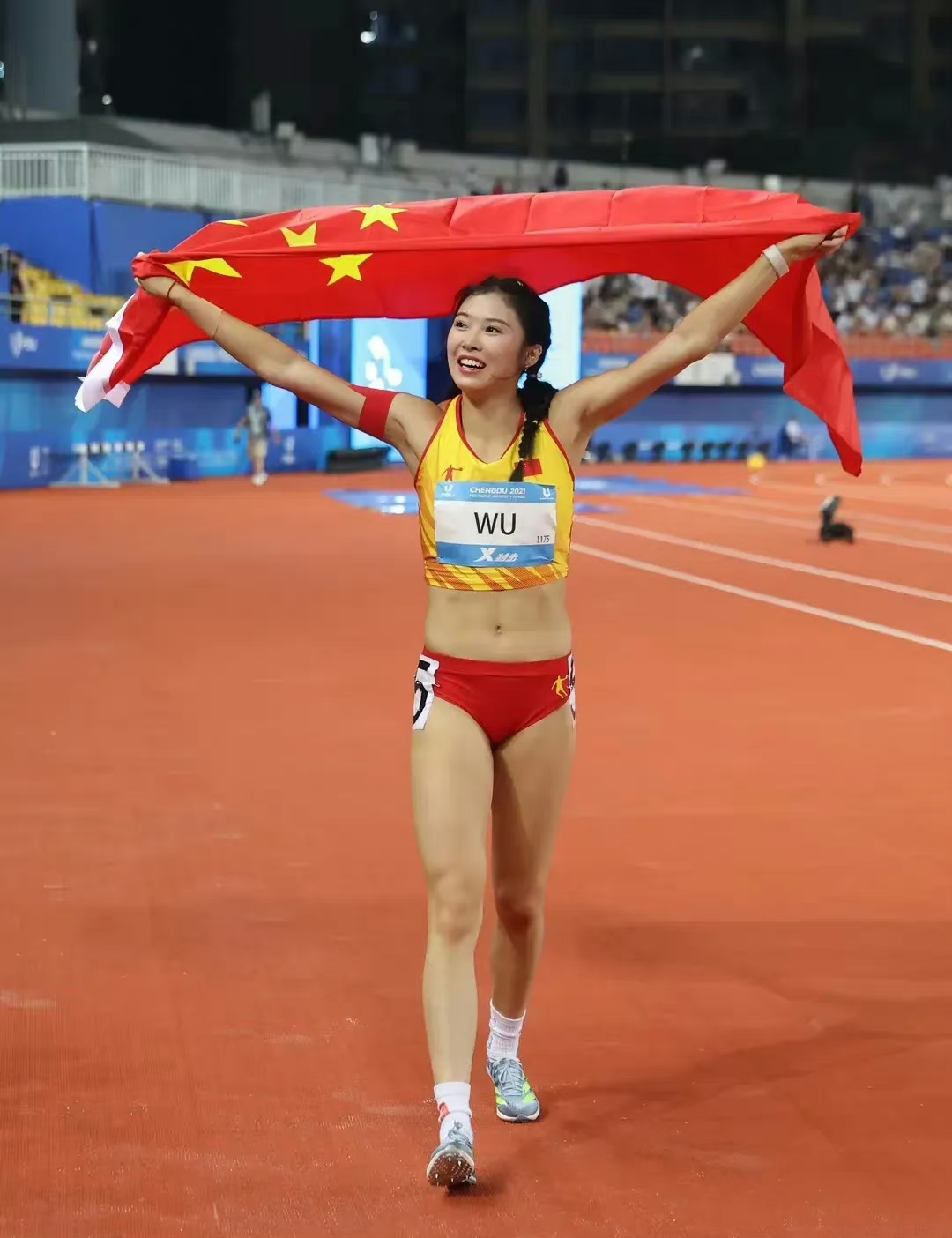全国冠军赛的瞬间，吴艳妮的辉煌与莫家蝶的挑战
