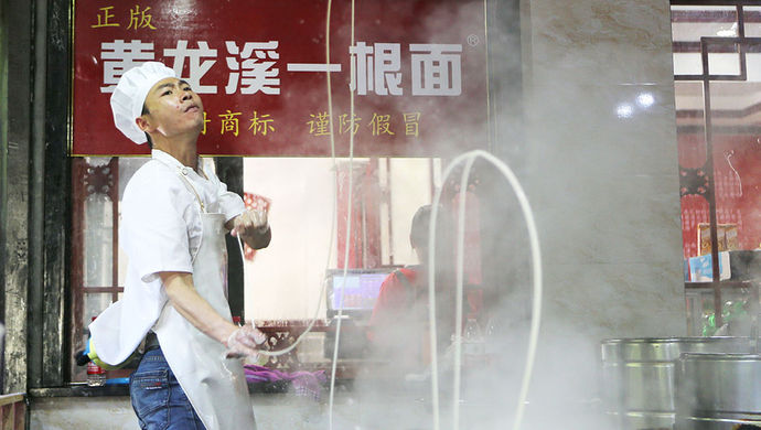 曾爆火的拉面哥再开实体面馆，一碗面的情怀与时代变迁