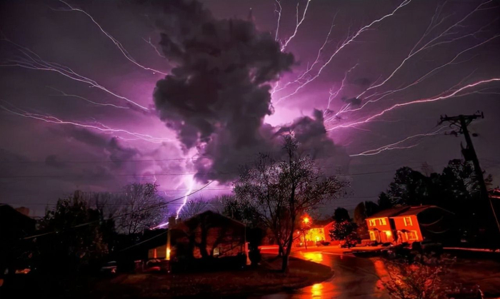 波兰喷泉遭闪电劈中 迸发橙紫强光，自然奇观与科技碰撞的瞬间