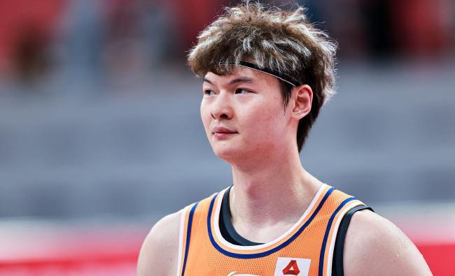 王哲林为什么转会上海？这事儿得从头捋一捋