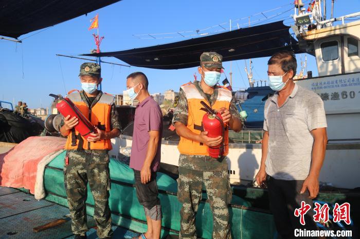 福建海警送返4名台湾省籍渔船船员