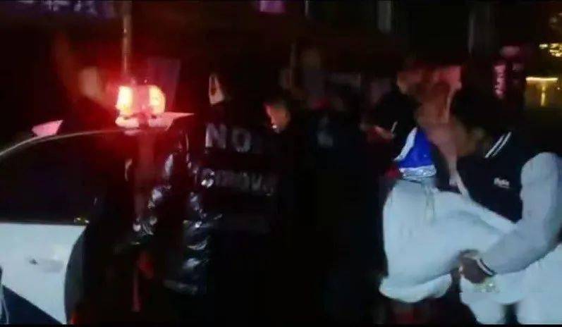 NPC与游客的较量，一次意外的掰手腕事件