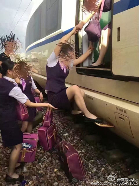 乘务员悄悄拉走女生并帮她换了车厢，一次意外的温暖旅程