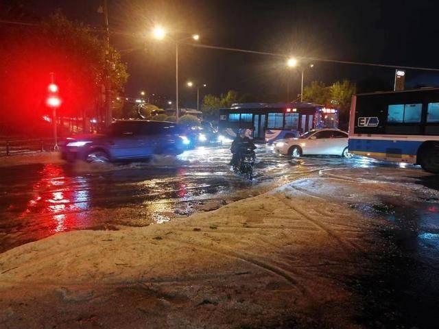 京城奇观，雷雨冰雹下的闪光灯天空