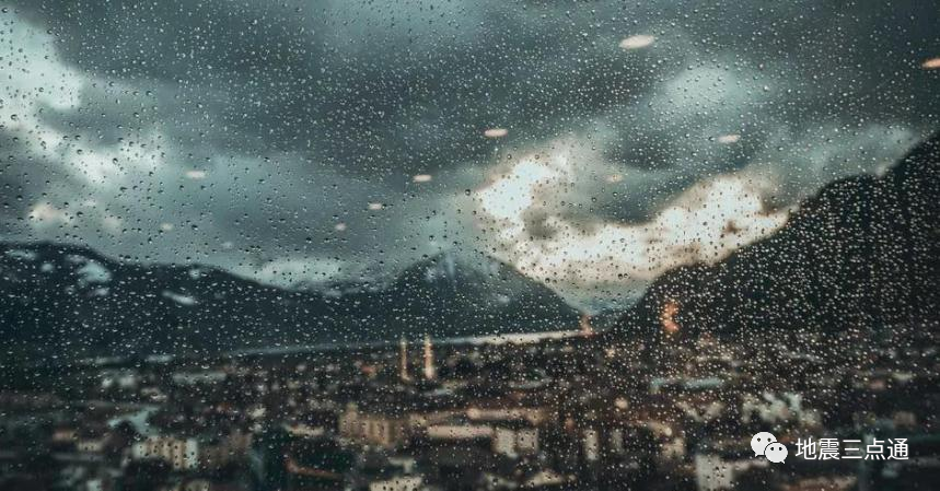 京城风云，雷雨、狂风与冰雹的交响曲