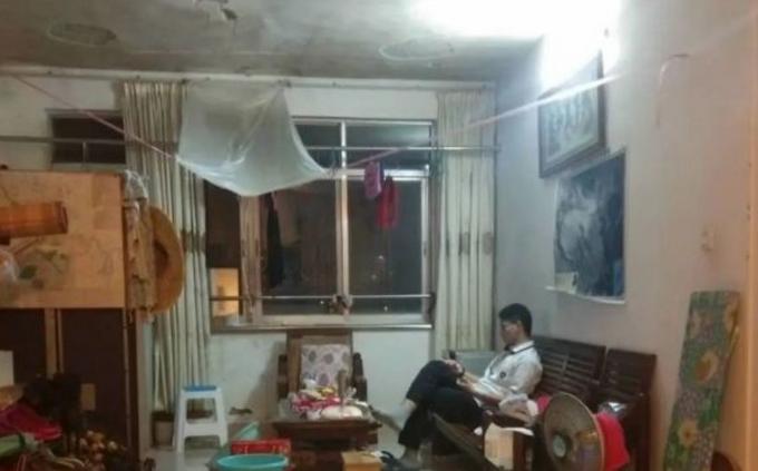 男生上网时天花板突然流下一股水柱，一场意外的水帘洞体验