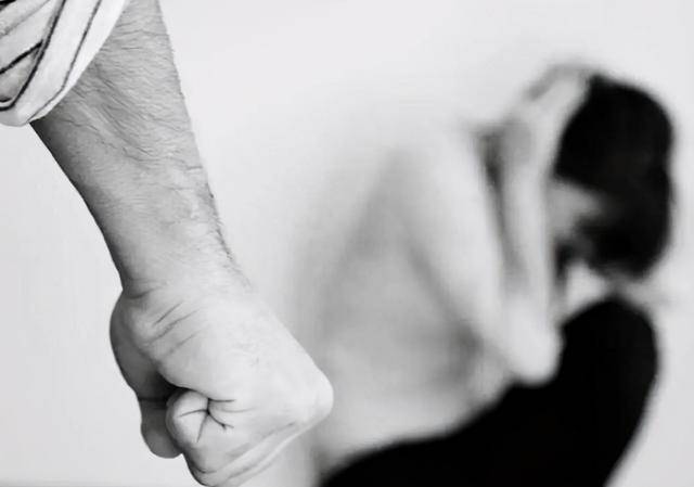 男子怀疑小16岁妻子出轨将其打残,家庭暴力的阴影 男子怀疑小16岁妻子出轨将其打残,家庭暴力的阴影