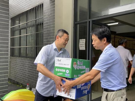 4岁女孩替父买泡面,店主暖心之举,温暖人心 4岁女孩替父买泡面,店主暖心之举,温暖人心