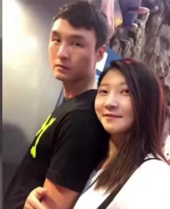 女子回应丈夫脱险后游回来见自己，爱与勇气的真实写照