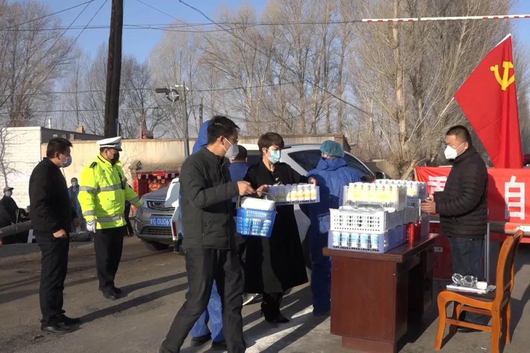 绝境中的坚持，学生洪水围困三日，以八宝粥与面包为伴
