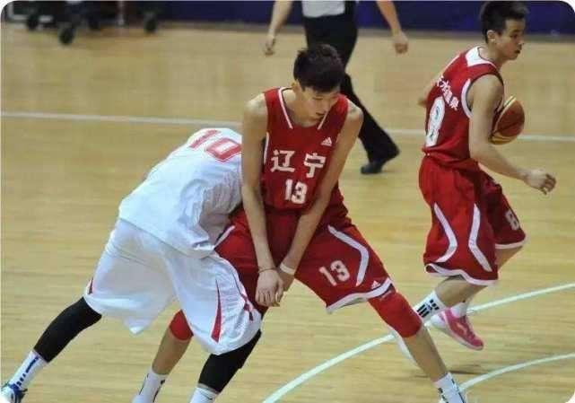 易建联多高？老婆是谁？聊聊中国篮球一哥的高度与生活