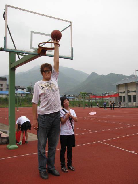 孙明明和姚明真实身高，两位巨人到底谁更高一点？